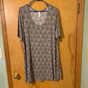 EUC LuLaRoe Perfect T